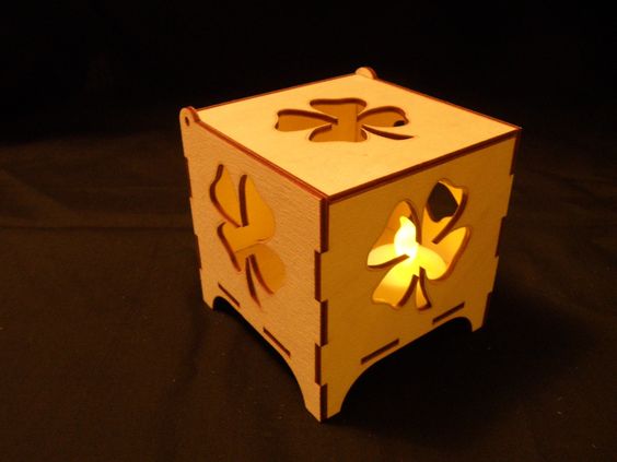 Wooden clover leaf LED box with flickering LED 